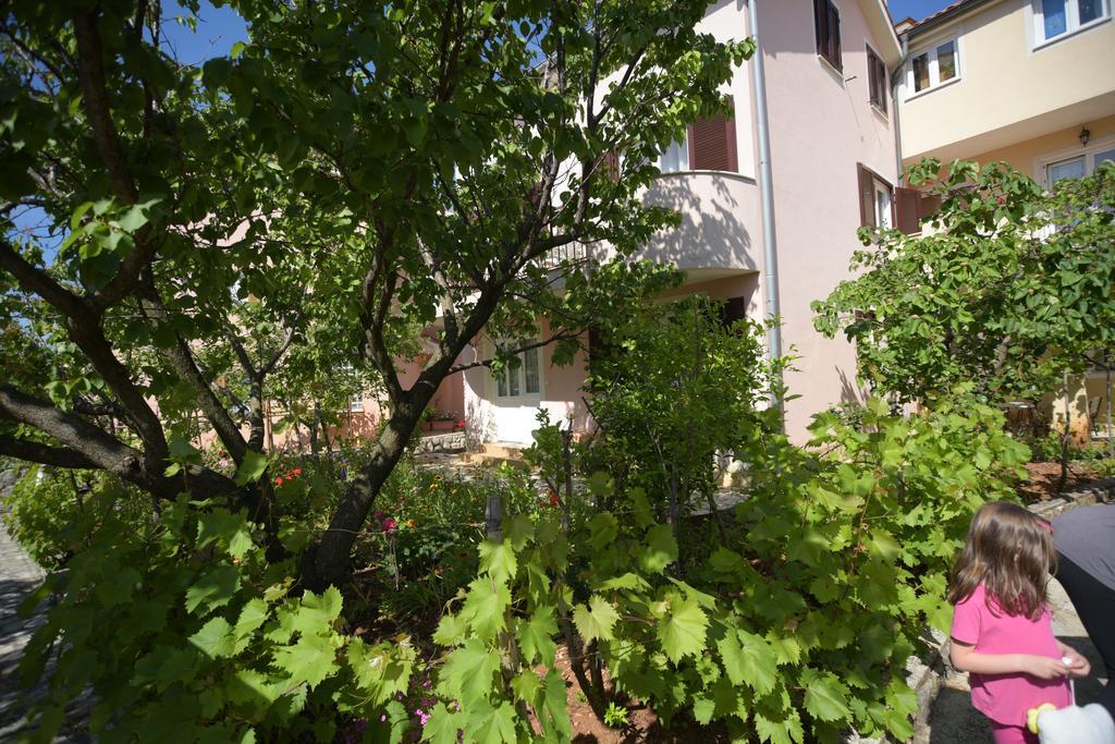 Apartments Vitkovic Крес Екстериор снимка