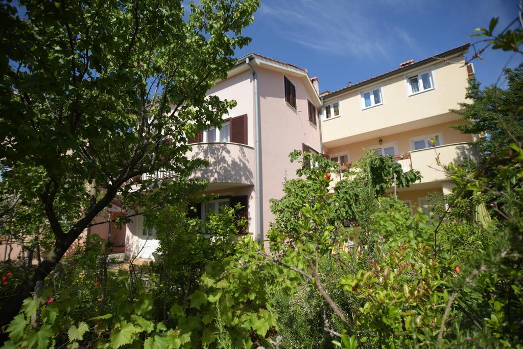 Apartments Vitkovic Крес Екстериор снимка