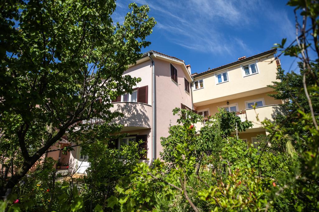 Apartments Vitkovic Крес Екстериор снимка