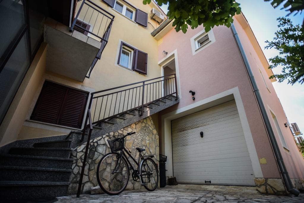 Apartments Vitkovic Крес Екстериор снимка
